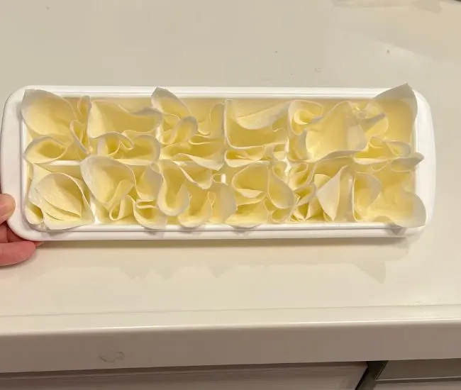 シュウマイの皮を敷いてタネを詰める様子（撮影：grapeフード編集部）