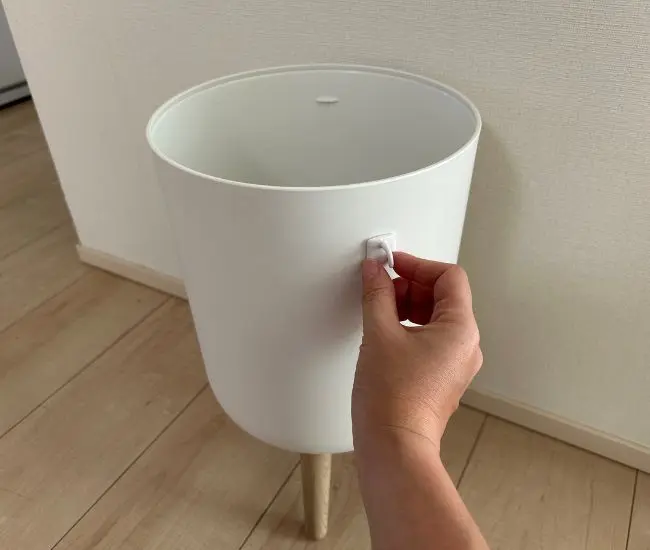 フック2個を逆向きに貼りつける様子（撮影：grapeライフハック編集部）