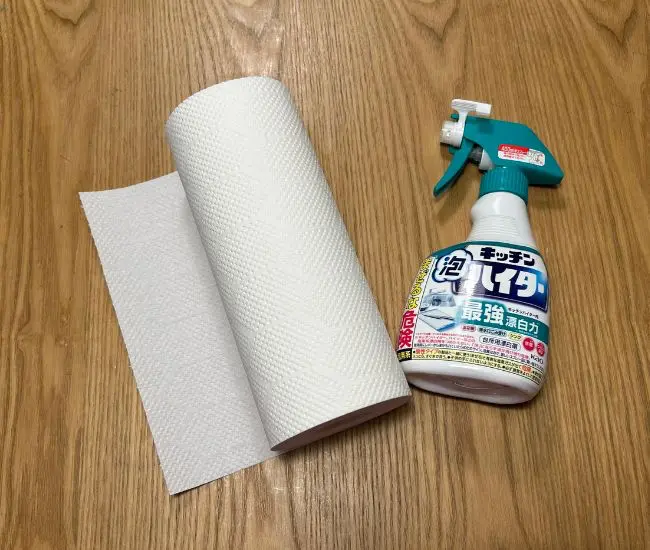 キッチン泡ハイターとキッチンペーパーを用意する様子（撮影：grapeライフハック編集部）