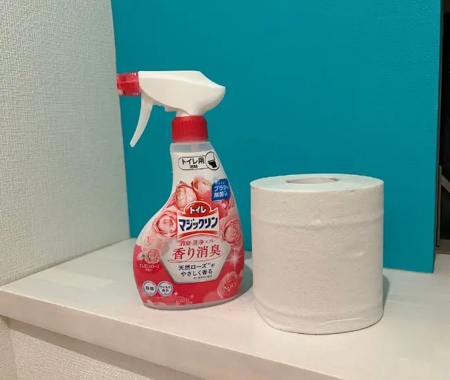 トイレマジックリンとトイレットペーパー（撮影：grapeライフハック編集部）