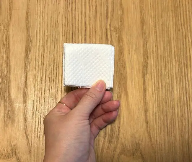 キッチンペーパーを畳んだ様子（撮影：grapeライフハック編集部）