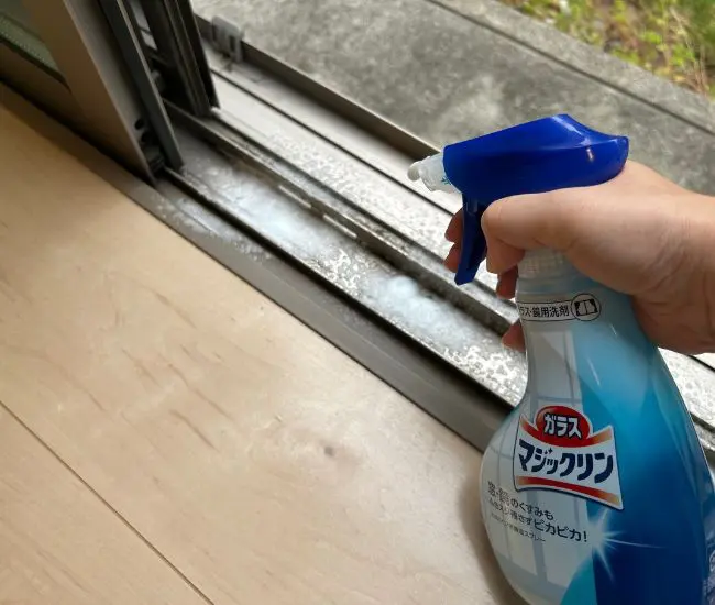 スプレーする様子（撮影：grapeライフハック編集部）