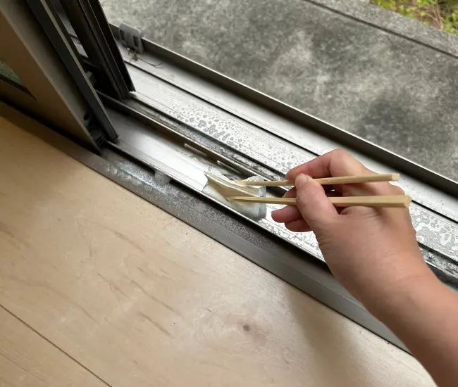 割り箸に挟んで掃除する様子（撮影：grapeライフハック編集部）
