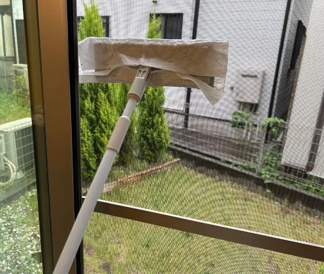 窓を拭く様子（撮影：grapeライフハック編集部）