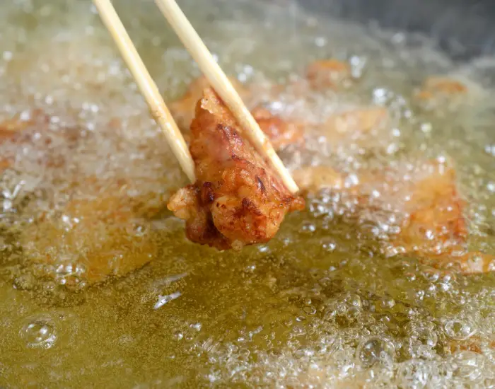 から揚げを調理している様子