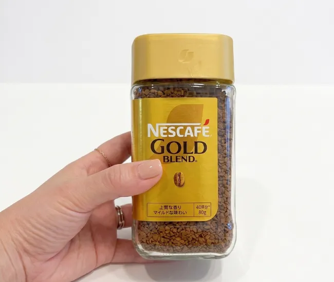 インスタントコーヒーを持っている様子（撮影：grapeフード編集部）