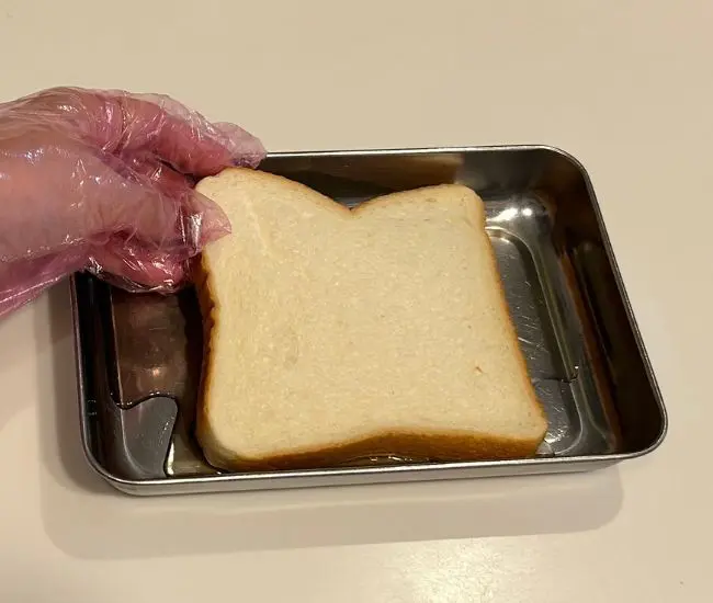 食パンを麦茶に浸す様子（撮影：grapeフード編集部）