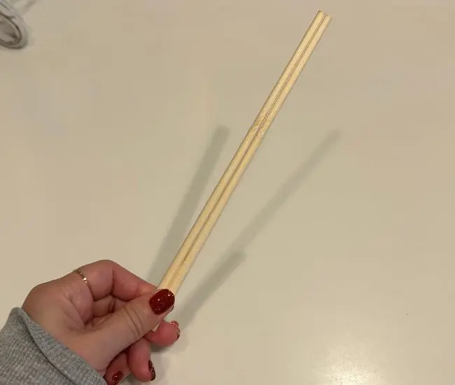 割り箸を用意する様子（撮影：grapeフード編集部）