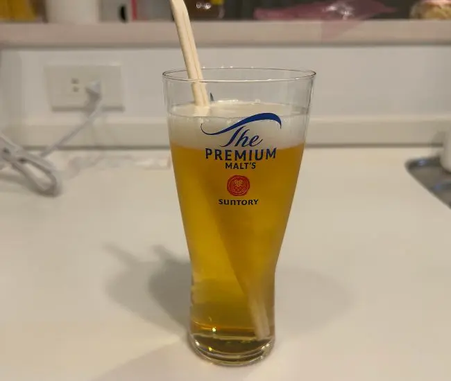 勢いよくビールに割り箸を入れる様子（撮影：grapeフード編集部）