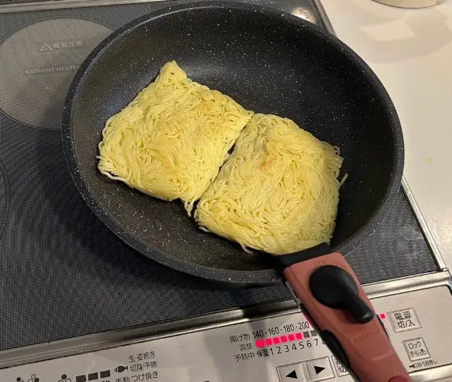 麺を先に炒める様子（撮影：grapeフード編集部）