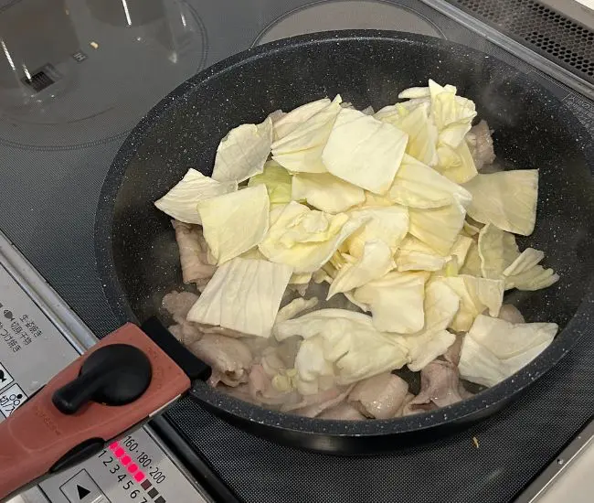具材を炒める様子（撮影：grapeフード編集部）