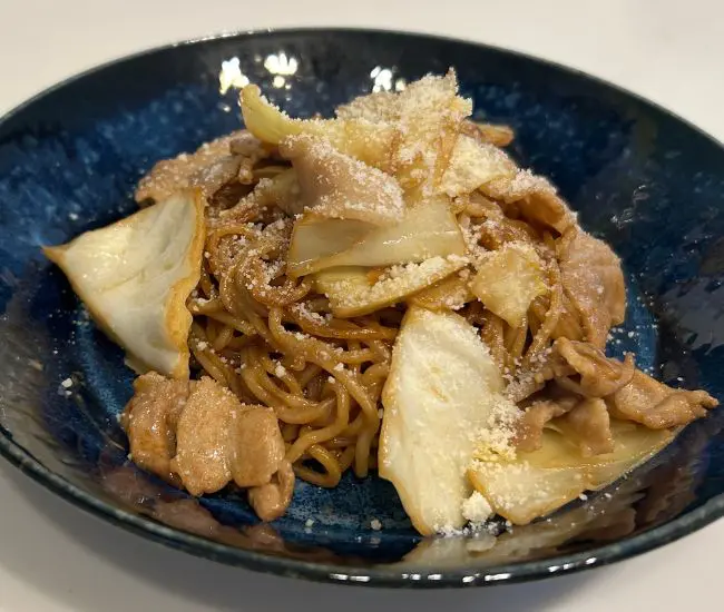 完成した焼きそば（撮影：grapeフード編集部）