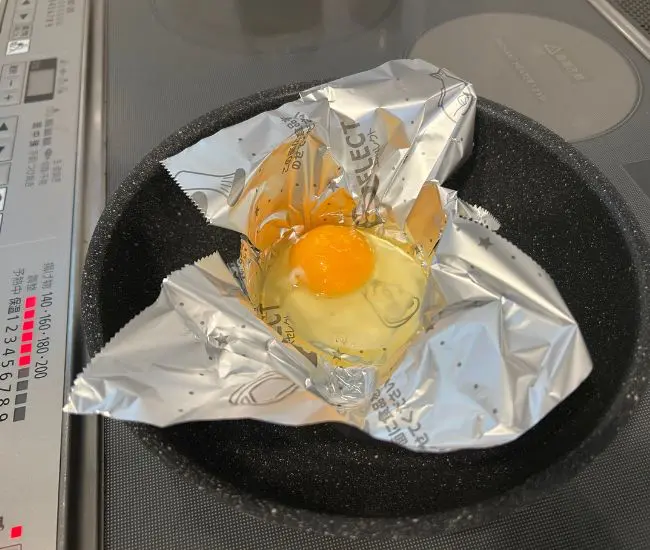 目玉焼きを焼いている様子（撮影：grapeフード編集部）
