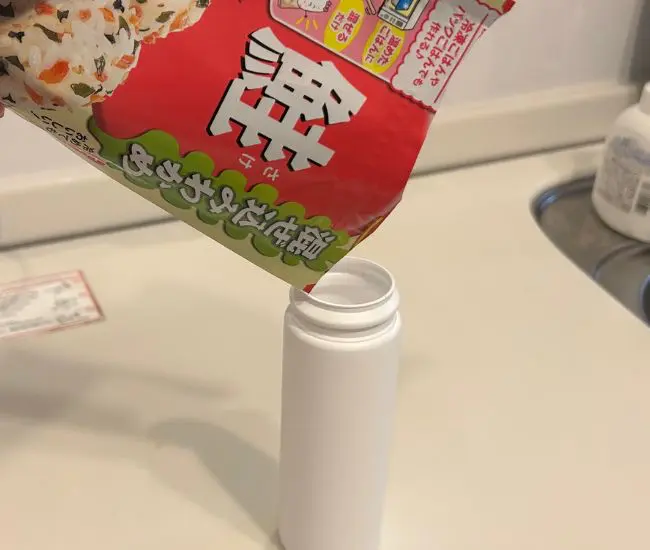 ふりかけを移している様子（撮影：grapeフード編集部）