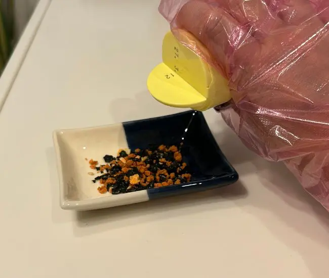お皿に出した様子（撮影：grapeフード編集部）