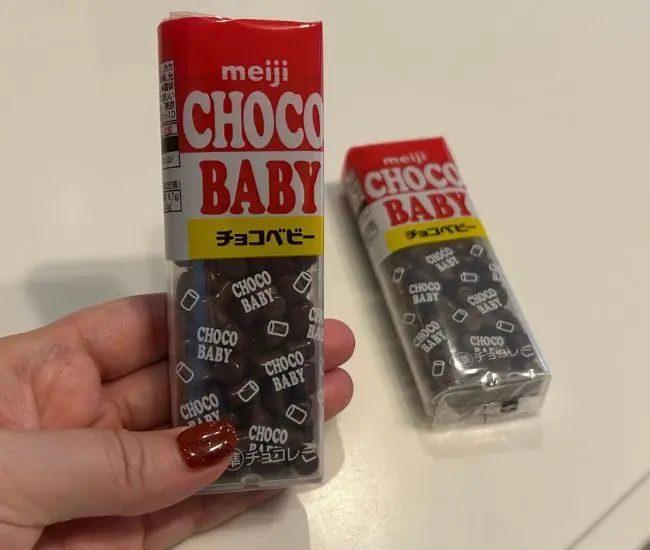 チョコベビーを持っている様子（撮影：grapeフード編集部）