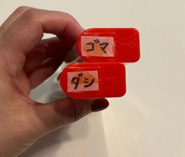 ラベルを貼った様子（撮影：grapeフード編集部）