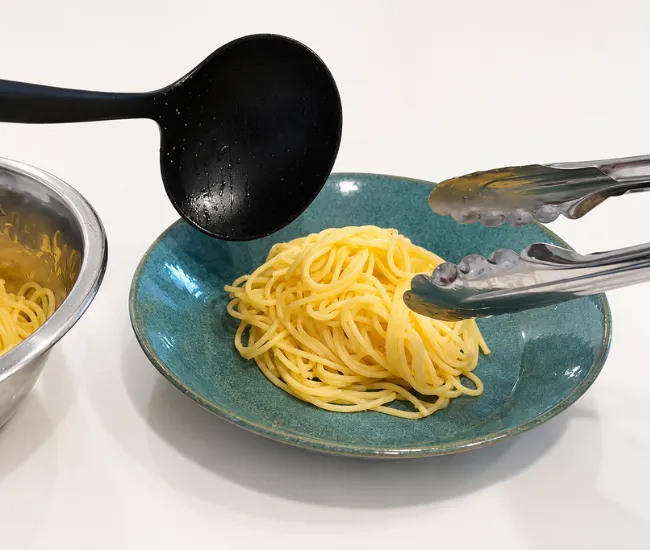 お皿にパスタをのせる様子（撮影：grapeフード編集部）
