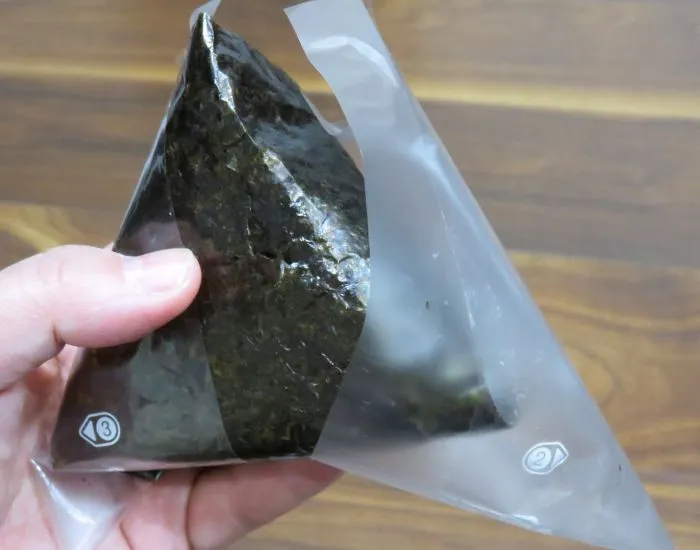 おにぎりのフィルムを外す様子