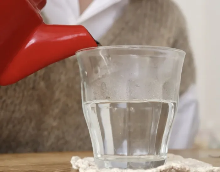 熱湯を注ぐ様子