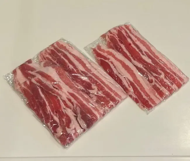 肉をラップで包んだ様子（撮影：grapeフード編集部）