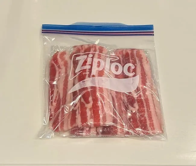 ラップした肉をジッパーつきパックに入れた様子（撮影：grapeフード編集部）