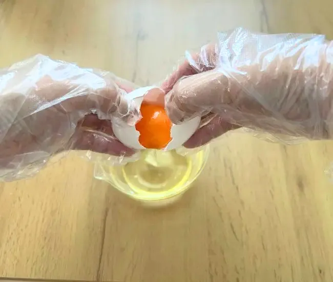 卵を割る様子（撮影：grapeフード編集部）