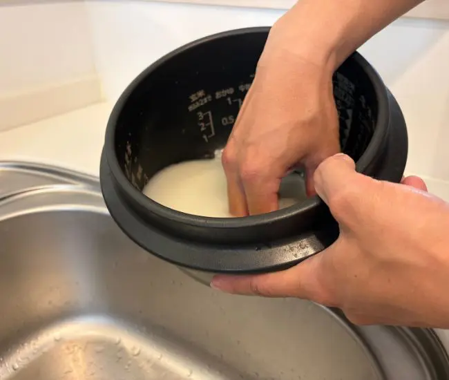 お米を研ぐ様子（撮影：grapeフード編集部）