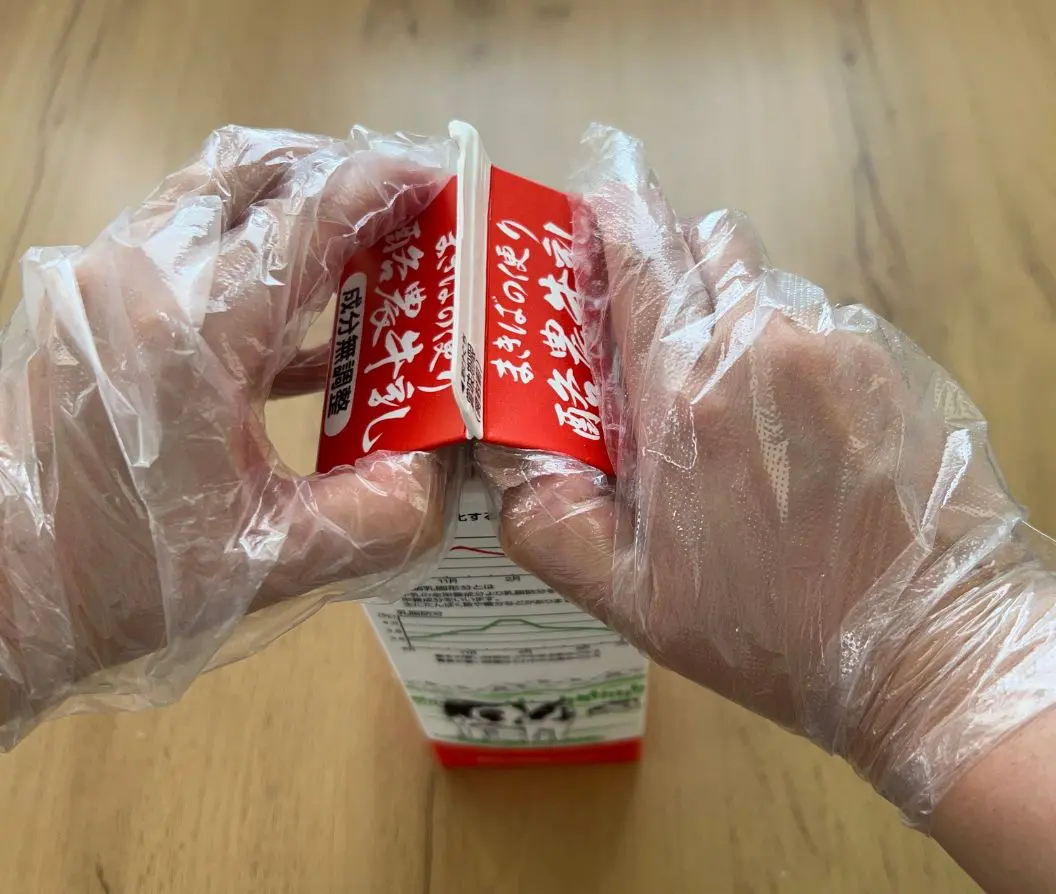 開け口に親指を入れている様子（撮影：grapeライフハック編集部）