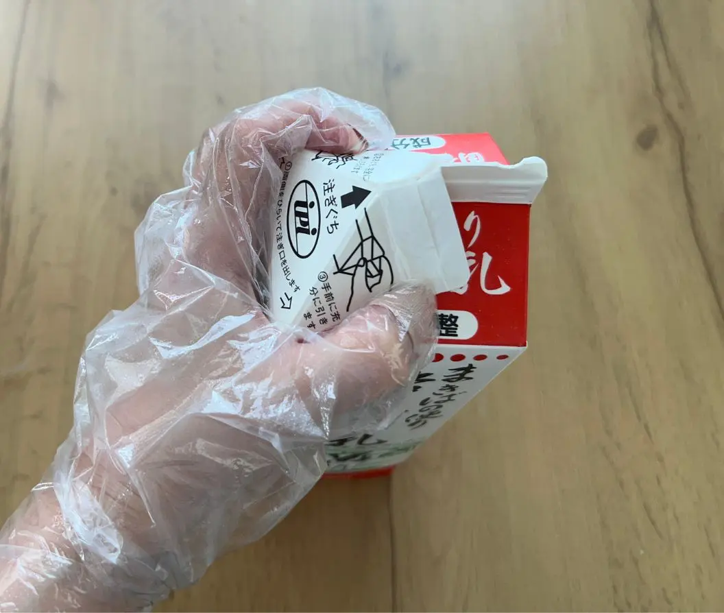 口を反対方向に折る様子（撮影：grapeライフハック編集部）