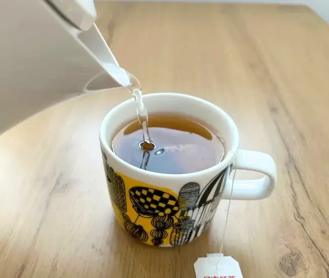 お湯を注ぐ様子（撮影：grapeフード編集部）