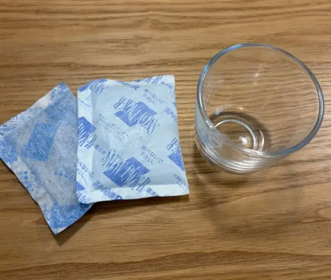 床に置かれた保冷剤とグラス
