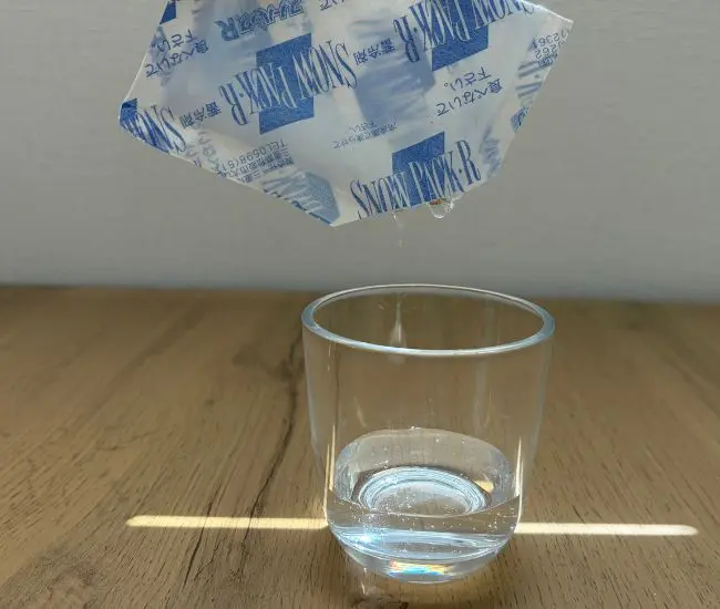 保冷剤をグラスに移そうとしている様子