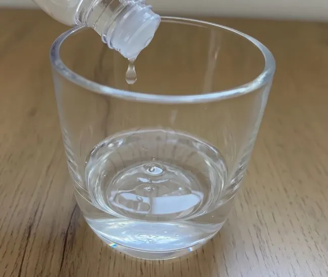 アロマオイルを垂らしている様子