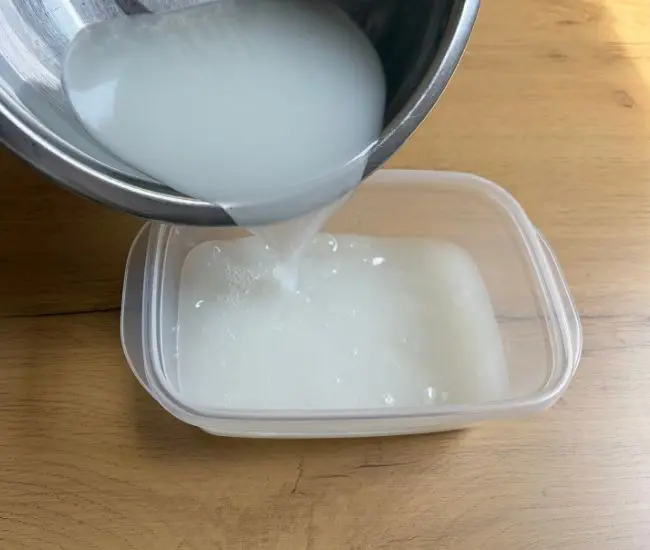 保存容器に研ぎ汁を注ぐ様子（撮影：grapeライフハック編集部）