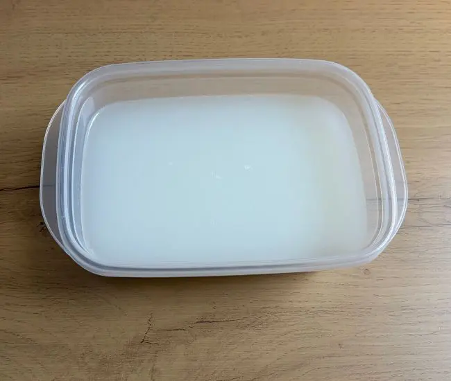 保存容器に入った研ぎ汁（撮影：grapeライフハック編集部）