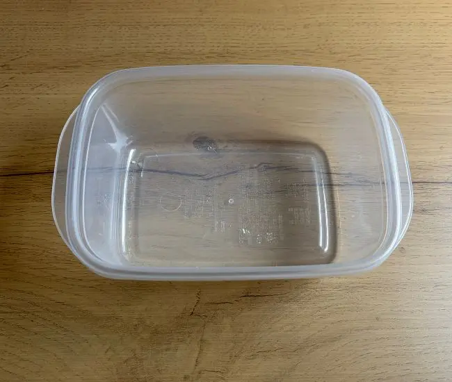 水ですすぎ終わった保存容器（撮影：grapeライフハック編集部）