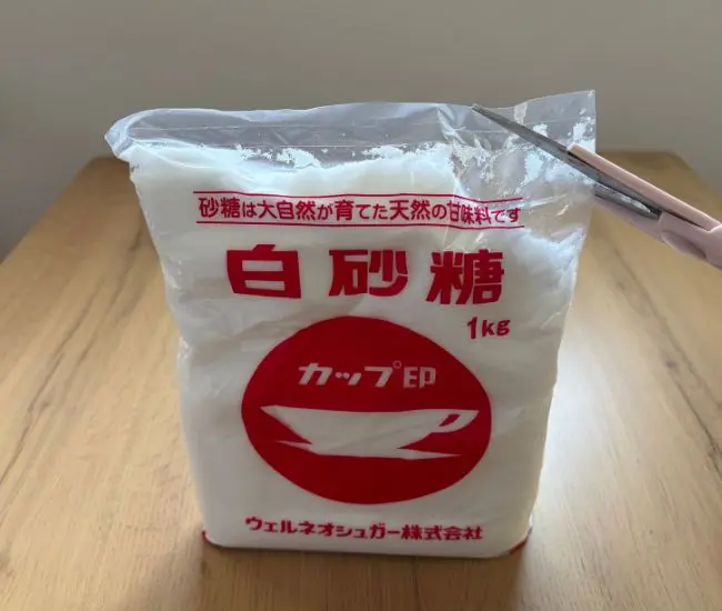 袋をカットした様子（撮影：grapeライフハック編集部）