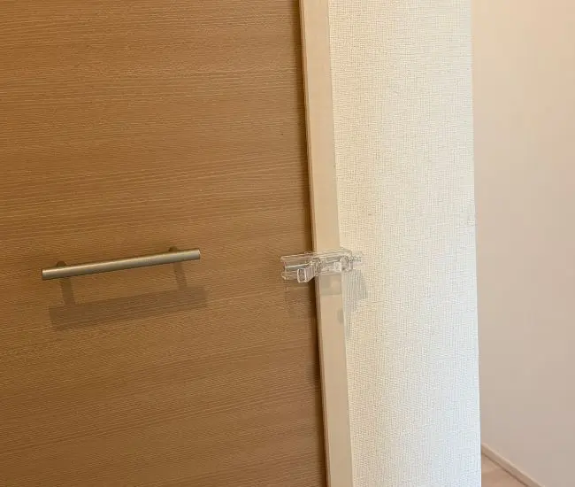 横向きにかもいフックを取りつける（撮影：grapeライフハック編集部）