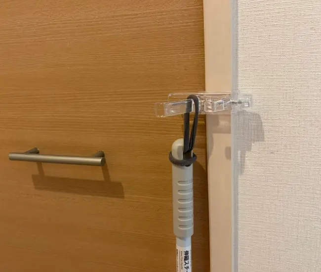 かもいフックに紐をかけている様子（撮影：grapeライフハック編集部）