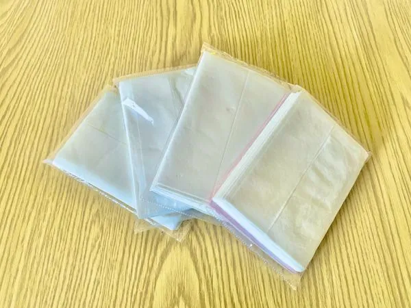 3つ並べられたポケットティッシュ