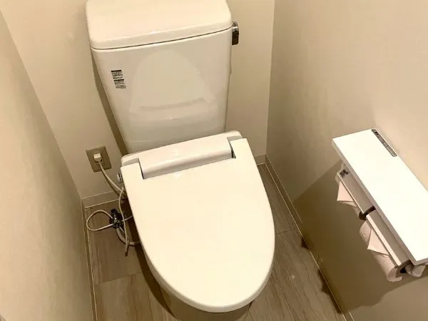 蓋の閉じたトイレの便器
