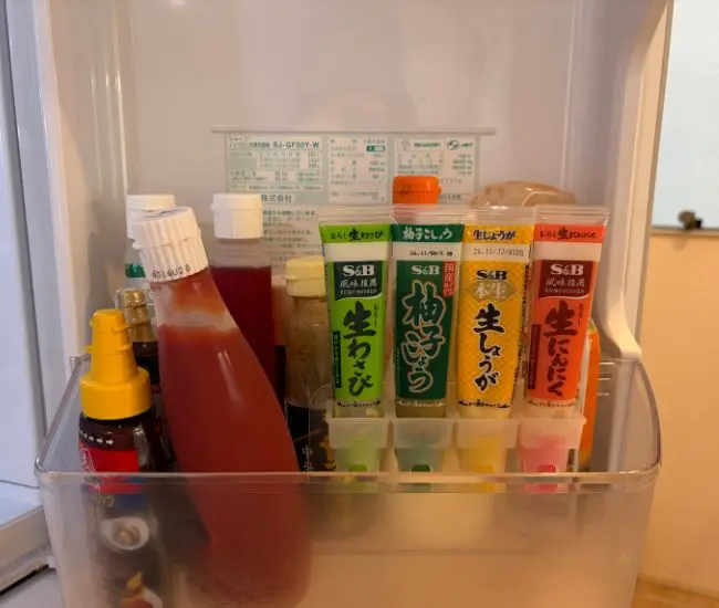 冷蔵庫のドアポケット内側に引っ掛ける（撮影：grapeライフハック編集部）