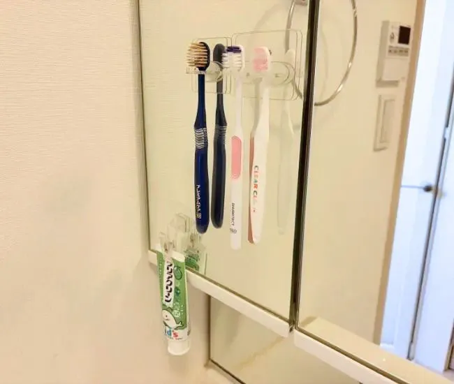 歯ブラシを引っ掛けて収納している様子（撮影：grapeライフハック編集部