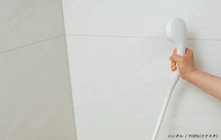 浴室にシャワーをかける写真
