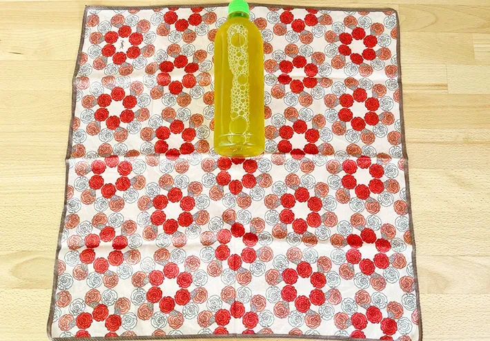 ハンカチの上に置いたペットボトルの写真（撮影：grapeライフハック編集部）