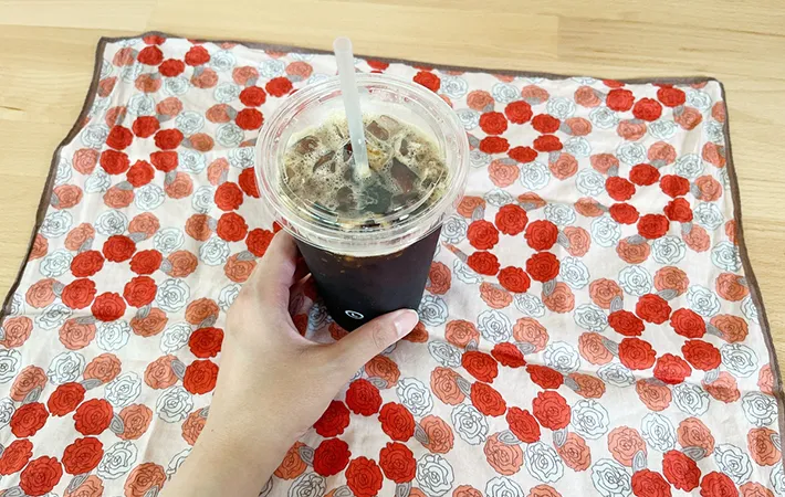 ハンカチの上に置いたコーヒーの写真（撮影：grapeライフハック編集部）