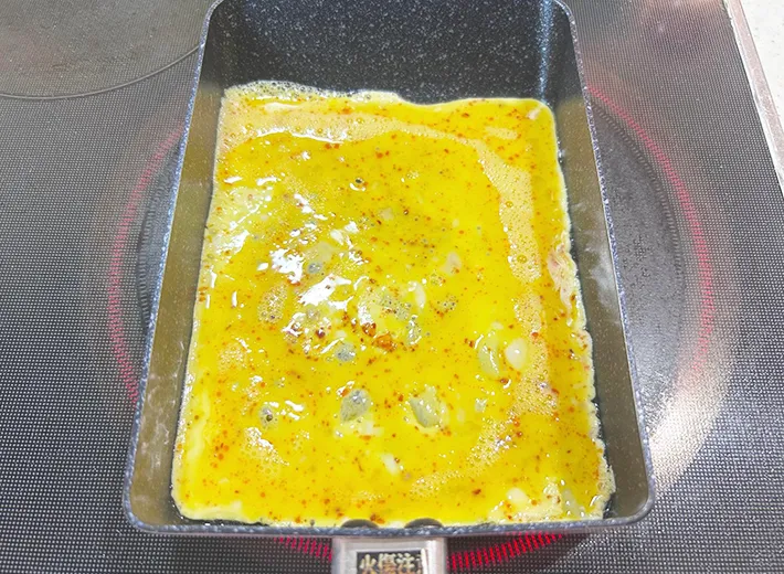 玉子焼き器に流し込んだ画像（撮影：エニママ）