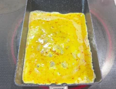 『かんたんおかずラー油たまご焼き』を作る画像（撮影：エニママ）