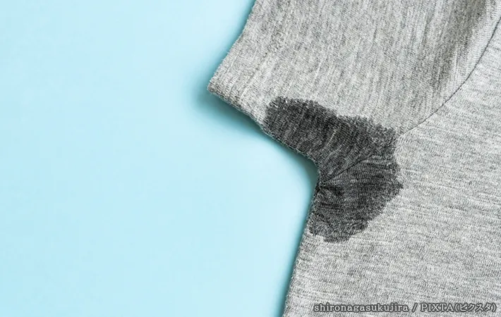 汗ジミの目立つTシャツの写真